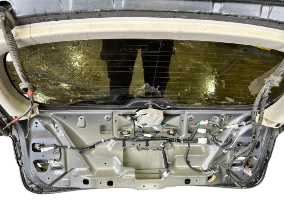INIFNITI JX35 QX60 (2013-2015)  Tailgate/Trunk Lid surround view Grey (No shipping, local pickup only)( DAMMGED)